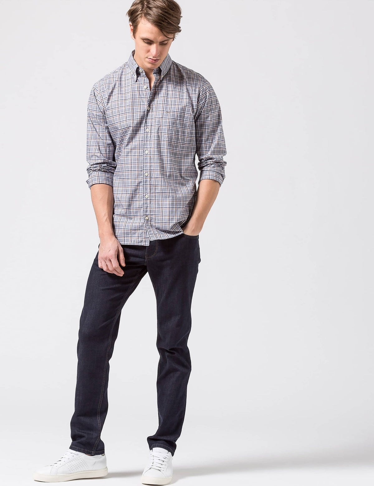 Brax Cooper Denim jeans in dark blue, styled outfit